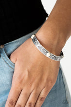 Load image into Gallery viewer, Paparazzi 🔆 Wild West Story - White Bracelet