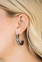 Load image into Gallery viewer, Paparazzi 🔆 5th Avenue Fashionista - Black Earrings