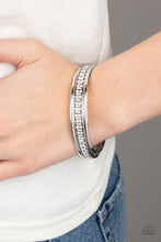 Load image into Gallery viewer, Paparazzi 🔆 Flawless Flaunter - White Bracelet