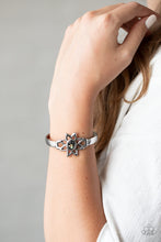 Load image into Gallery viewer, Paparazzi 🔆 Sahara Garden - Black Bracelet