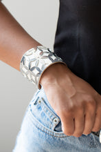 Load image into Gallery viewer, Paparazzi 🔆 Garden Fiesta - White Bracelet