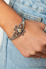 Load image into Gallery viewer, Paparazzi 🔆 Sahara Garden - White Bracelet
