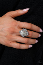 Load image into Gallery viewer, Paparazzi 🔆 Five-Star Stunner - Black Ring