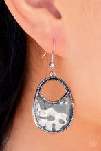 Load image into Gallery viewer, Paparazzi 🔆 Rio Rancho Relic - Silver Earrings