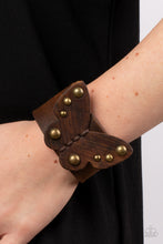 Load image into Gallery viewer, Paparazzi 🔆 Butterfly Farm - Brass Bracelet