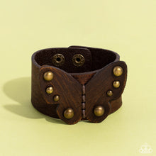 Load image into Gallery viewer, Paparazzi 🔆 Butterfly Farm - Brass Bracelet