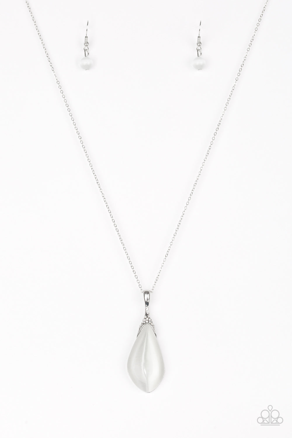 oak-sisters-jewelry-friends-in-glow-places-white-necklace-paparazzi-accessories-by-lisa
