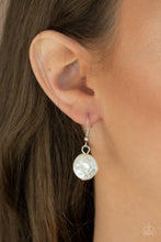 Load image into Gallery viewer, Paparazzi 🔆BEACHFRONT and Center - White Necklace
