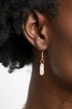 Load image into Gallery viewer, Paparazzi 🔆 BEACHFRONT and Center - Gold Necklace
