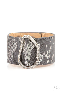oak-sisters-jewelry-hiss-tory-in-the-making-silver-paparazzi-accessories-by-lisa