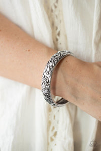 Paparazzi 🔆 Victorian Meadow - Silver Bracelet