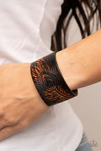 Load image into Gallery viewer, Paparazzi 🔆 Positively Peacock - Black Bracelet
