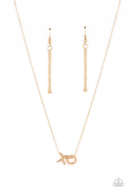 oak-sisters-jewelry-hugs-and-kisses-gold-necklace-paparazzi-accessories-by-lisa